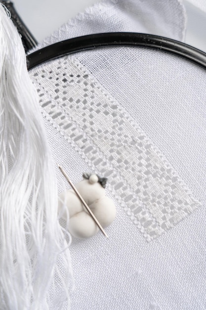 hafty ręczne na lnianej tkaninie